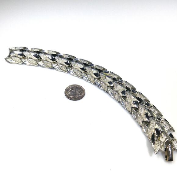 Vintage Coro 1950s Gold Tone Wide Link Bracelet, Textured Smooth Links - Picture 4 of 10